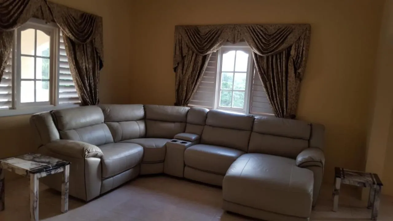 شقة Castle Retreat Carey Park 0*,  جامايكا